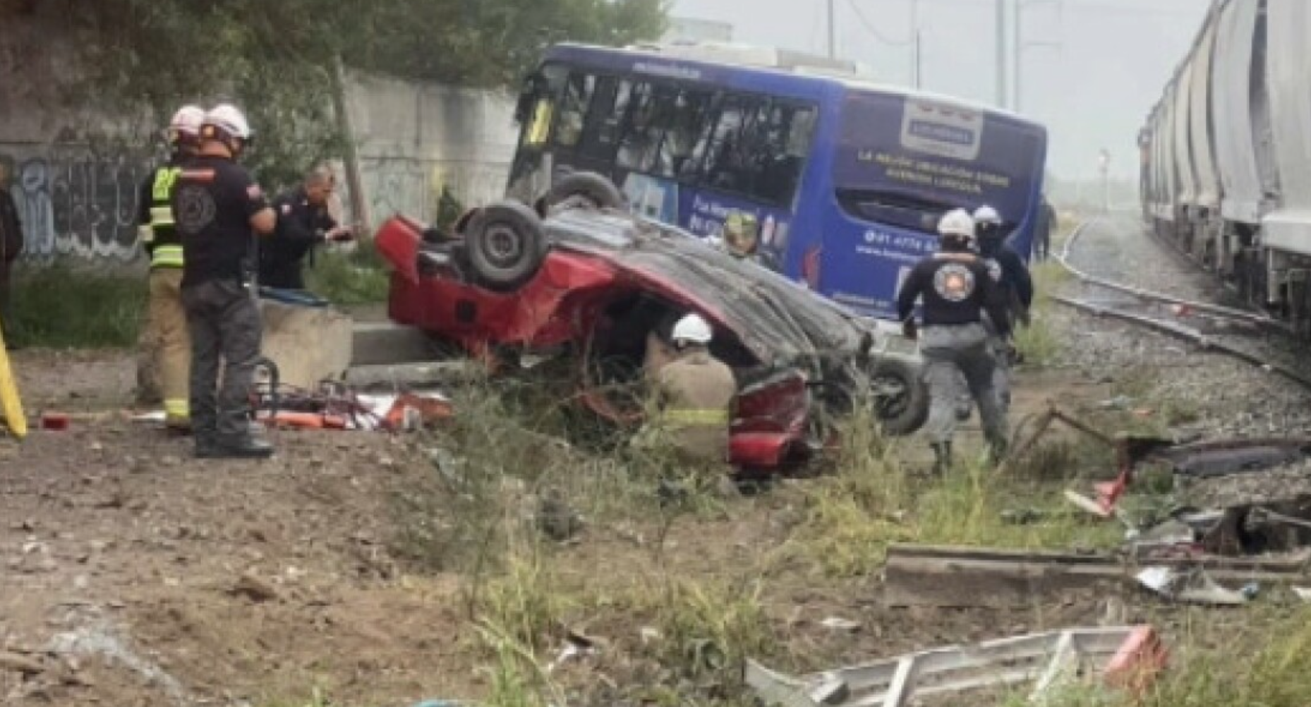Tren arrolla a un camión de pasajeros en Nuevo León 